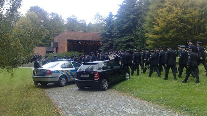 UTAJENÝ POHŘEB zastřeleného policisty