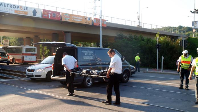 Smrt pod koly! Auto zabilo v Praze ženu na křižovatce!