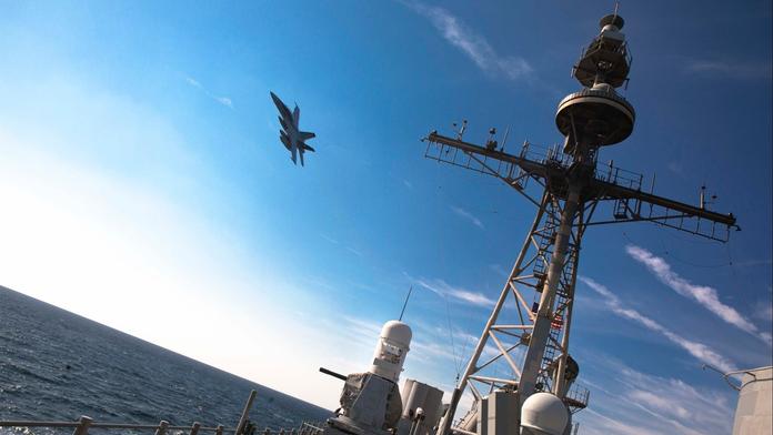 Stíhačka a raketový křižník
