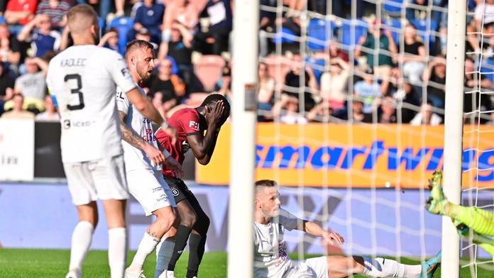 Sparta škobrtla na Slovácku. Slavia zničila Bohemians a jde do čela