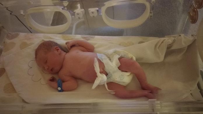 Maminka začala rodit doma, záchranáři jí pomohli po telefonu