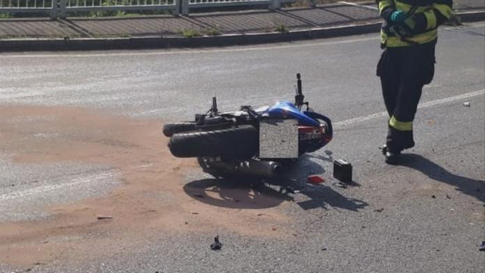 Motorkář se vyhýbal dodávce, která mu nedala přednost. Na místě zemřel