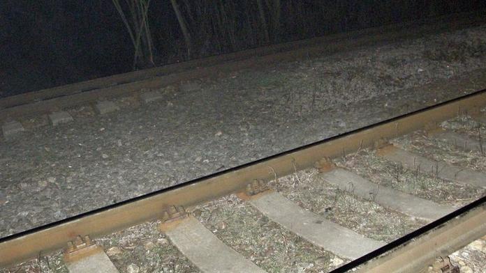 Vystrčil zadek na průvodčího. Vlak ho zachytil za trenky a vlekl