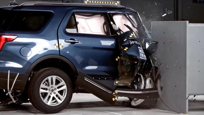 Skandální podezření: Podvádějí automobilky při crashtestech?