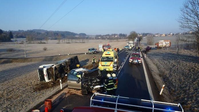 U nehody převrácené cisterny a dvou aut zasahoval i vrtulník