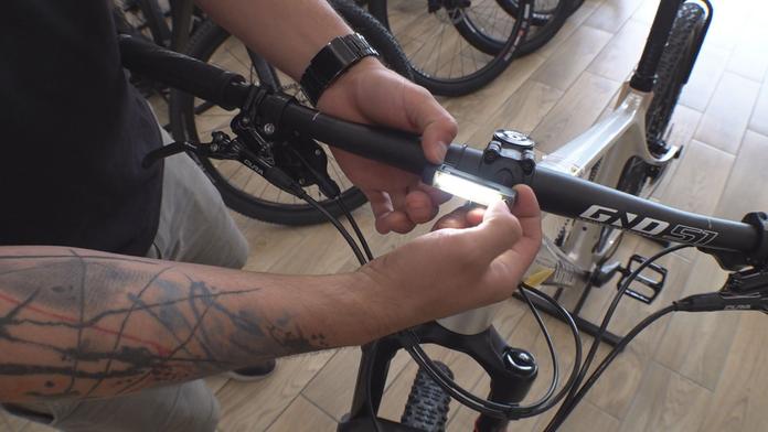 Cyklisté ať svítí i ve dne, volají odborníci. Ministr dopravy to odmítá