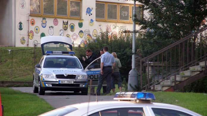 NEŠTĚSTÍ! Z okna bytu VYPADLA HOLČIČKA (6)! Je TEŽCE ZRANĚNÁ!