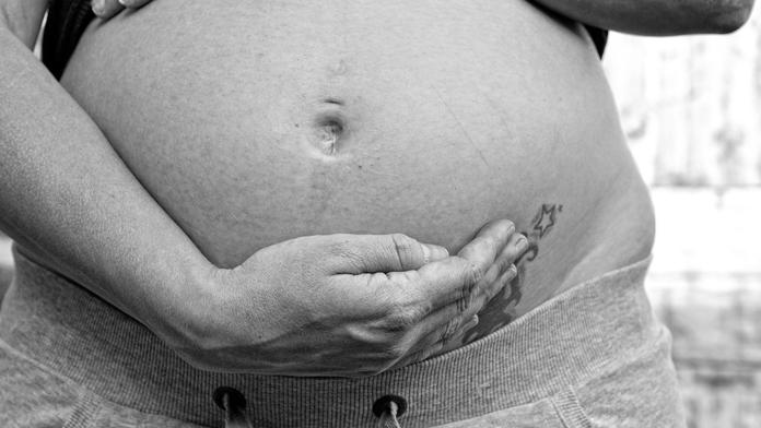 Pár si najal ženu k odnošení dítěte. Běžný případ nabral neuvěřitelné rozměry