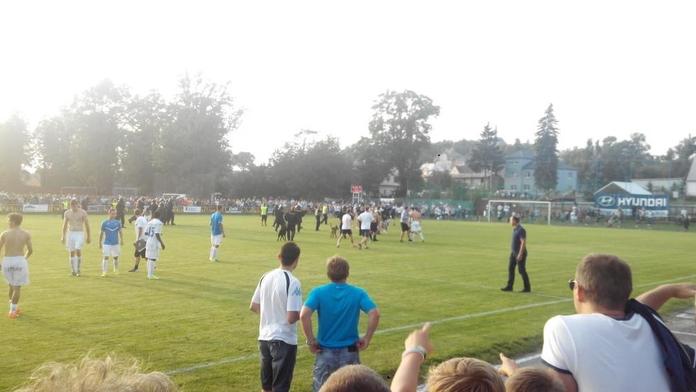 Rány pěstí přímo na hřišti! Fans Baníku napadli vlastní hráče