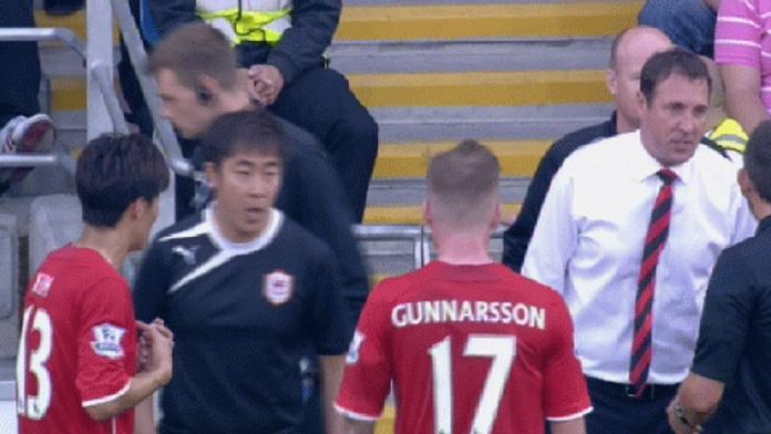 VIDEO: Dej si sprchu! Fotbalista zlil při zápase rozhodčího