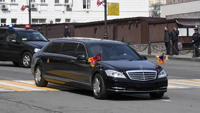 Kde vzal Kim Čong-un limuzínu? Mercedes od něj dává ruce pryč