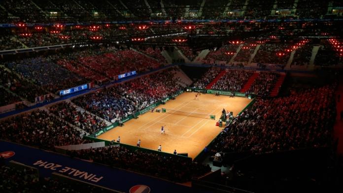 Francie hostí Davis Cup ve fotbalové aréně. A Federer padl!