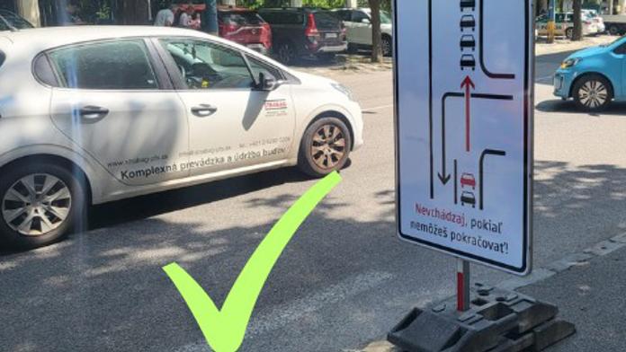 Nová značka proti chaosu na křižovatkách. Hodila by se i v českých městech
