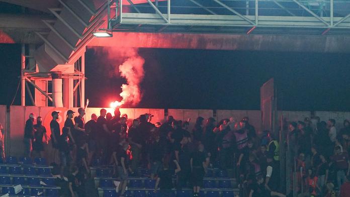 Fanoušci na stadionu během zápasu mezi pražskou Slavií a AS Řím