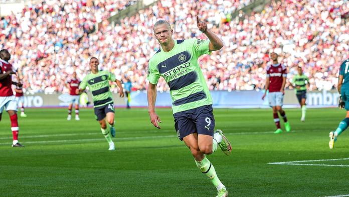 Haaland vtrhl do Premier League dvěma góly. United na úvod sezony prohráli