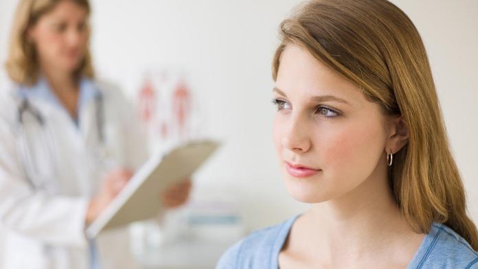 Chcete přehlásit dítě k lékaři pro dospělé? Do 18 let čekat nemusíte