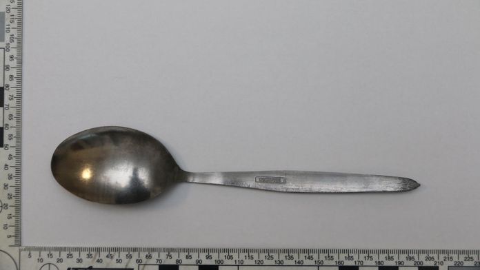 Odsouzený vrah bodl spoluvězně do krku. Jako zbraň použil polévkovou lžíci