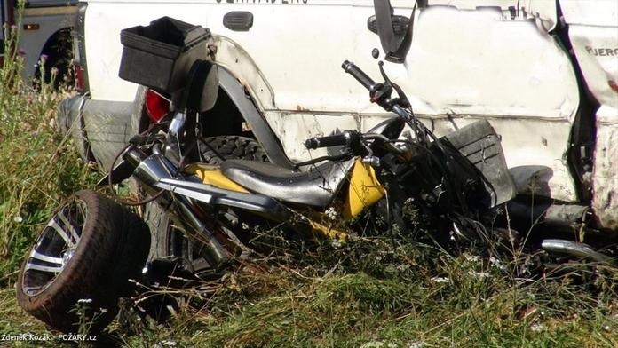 U Českého Brodu zemřel čtyřkolkář. Čelně do něj narazilo auto