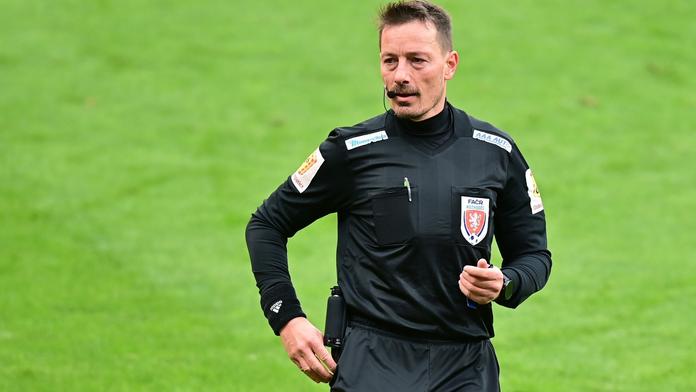 Zkušený fotbalový rozhodčí Hrubeš končí ze zdravotních důvodů kariéru