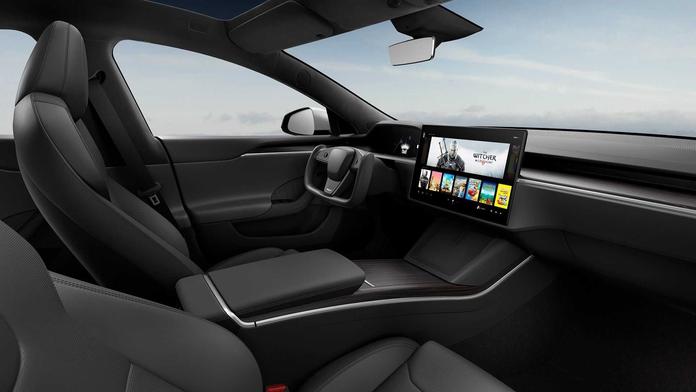 Tesla zase svolává statisíce aut. Tentokrát kvůli tomu, že "prdí a kokrhají"