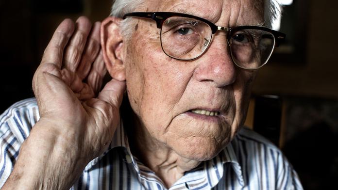 Muž 62 let předstíral, že je hluchý. Nechtěl poslouchat manželku