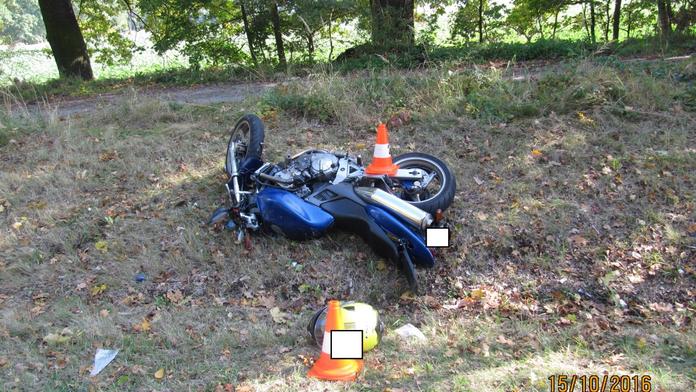 Tragická nehoda u Třeboně: Motorkář nepřežil náraz do stromu