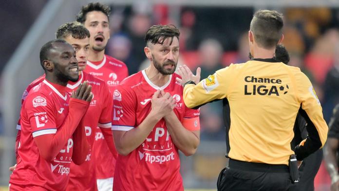 Fotbalisté Pardubic Abdullahi Tanko a Kamil Vacek