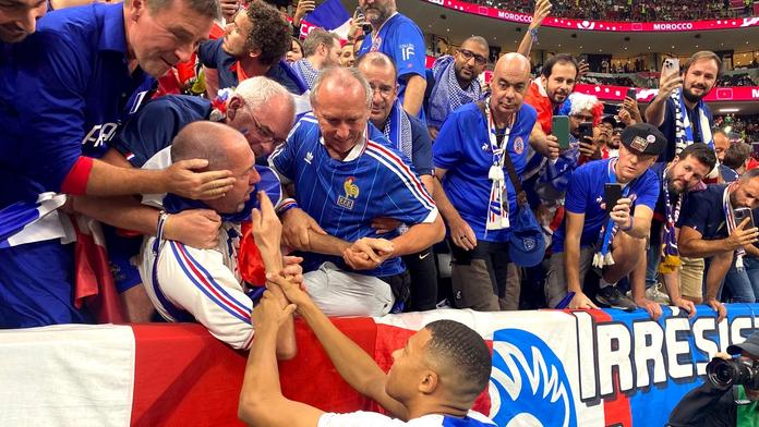Rána jako z děla. Mbappé při rozcvičce trefil fanouška. Pak se omlouval