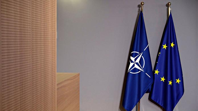 Má Česko dál zůstat v NATO a Evropské unii? Toto chtějí strany