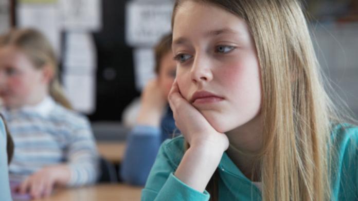 Žačku (15) hromadně znásilnili pod lavicí, učitelka si ničeho nevšimla