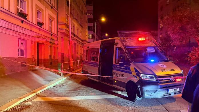 Z okna bytu na pražském Smíchově měl střílet muž. Ozbrojence zadržela policie