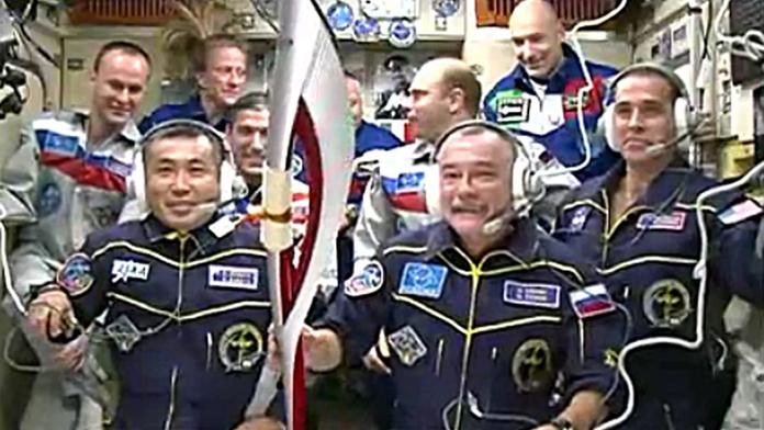 PŘÍMÝ PŘENOS Z VESMÍRU: Kosmonauti si předávají olympijskou pochodeň