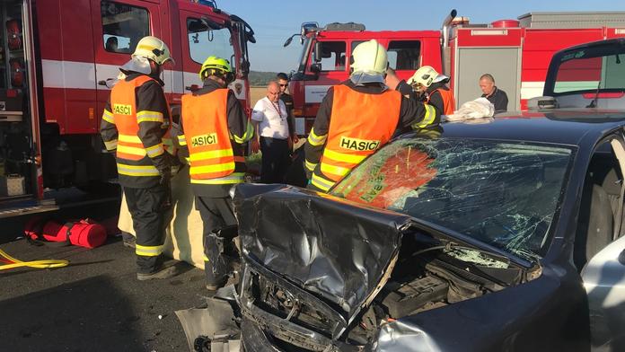 Auto vjelo přímo pod kamion, řidič (†61) na místě zemřel