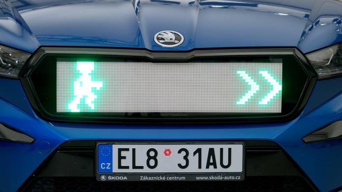 Škoda na autech testuje podivnou masku. Má si "povídat" s chodci na přechodech
