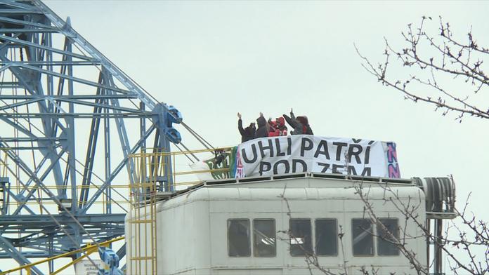 Policie zajistila ve Vršanech 105 aktivistů. Čtyři ženy dál blokují stroje