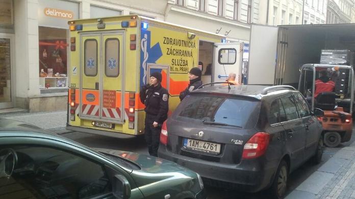 Řidič srazil v centru Prahy strážníka a ujel! Po chvíli se podařilo auto vypátrat
