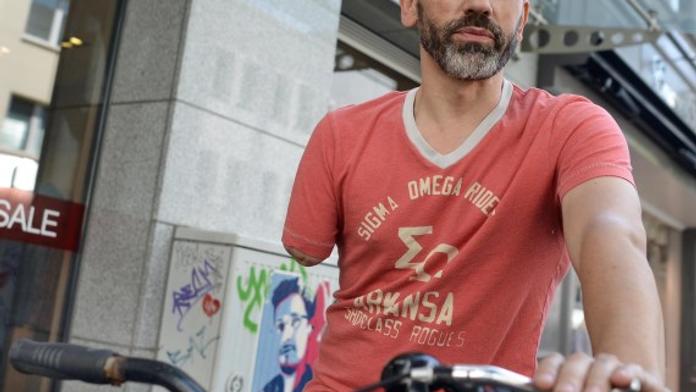 Jednorukého cyklistu pokutovali za řízení jednou rukou