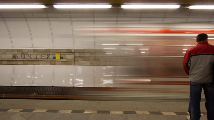 Na Můstku skočil muž pod metro, na místě zemřel