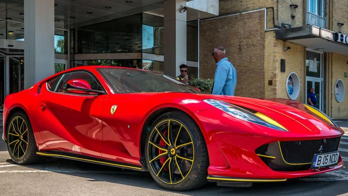 O vozy Ferrari je rekordní zájem u nás i ve světě. Prodeje trhají rekordy