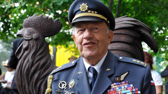 Zemřel Jaroslav Hofrichter, za války létal v RAF na bombardérech