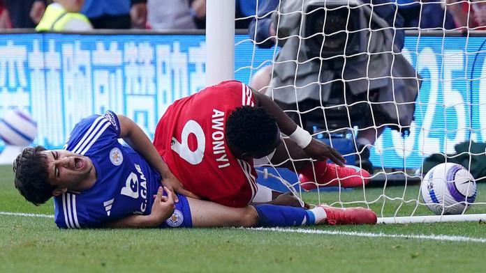 Taiwo Awoniyi přimáčknutý k tyči