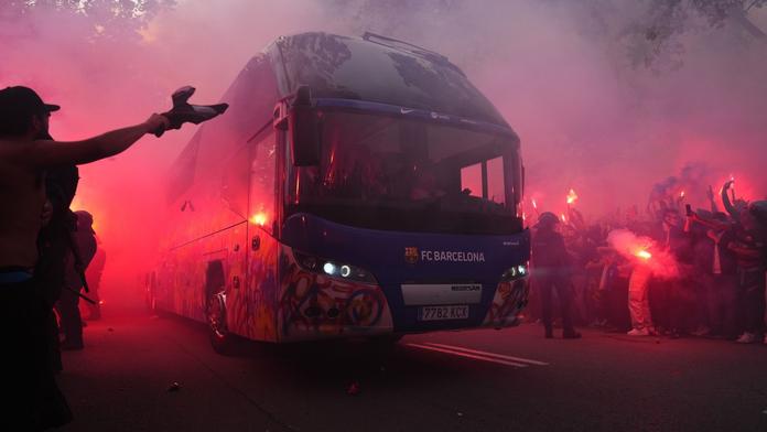Ostuda fanoušků Barcy. Chtěli zaútočit na autobus PSG, napadli ale svůj tým
