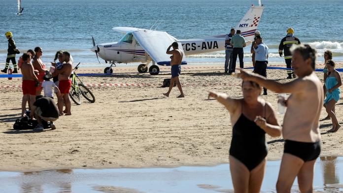 Muž a holčička (8) se opalovali na pláži, přejelo je letadlo
