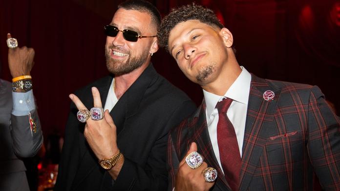 Hráči Kansas City Chiefs s prsteny pro vítěze Super Bowlu