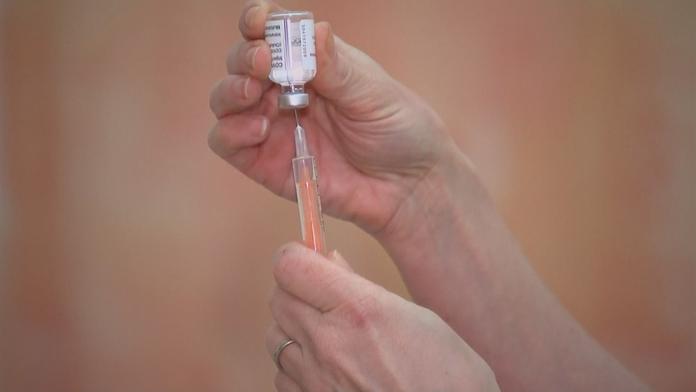 Dostal dvě dávky vakcíny od Pfizeru, přesto se muž nakazil covidem!