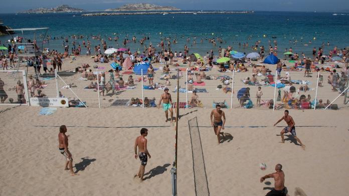 Pláže na Floridě jsou přeplněné, nakažených přitom rychle přibývá