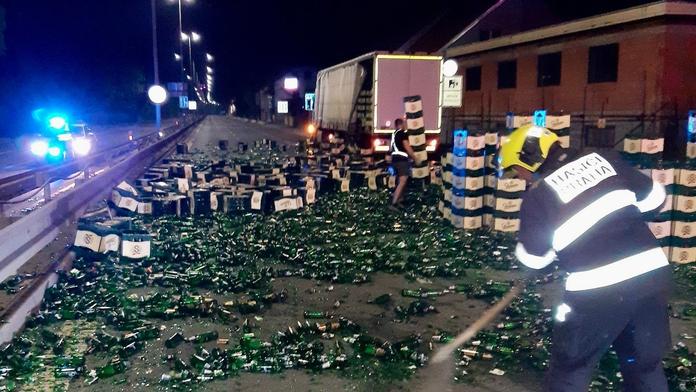 Kamion u Smíchova vyklopil stovky lahví od piva. Zasypaly celou silnici