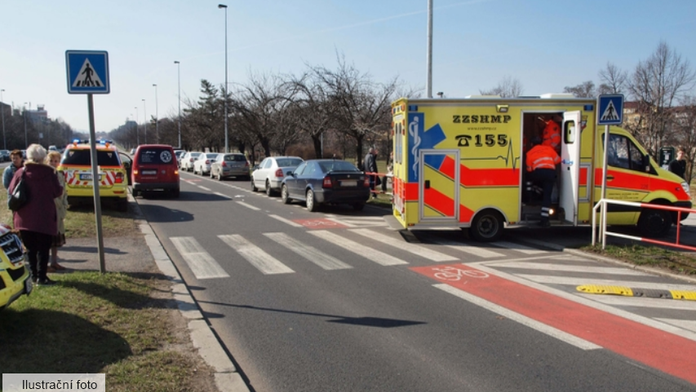 Ženu na Karvinsku srazilo auto. Letěl pro ni vrtulník, její stav byl kritický