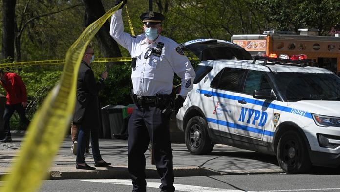 Opilá Newyorčanka srazila a zabila policistu. Předtím na facebooku nadávala policii