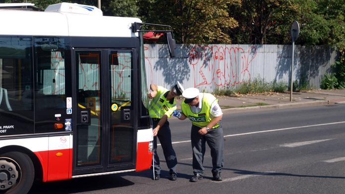 Na autobus ve Zlíně někdo střílel! Uvnitř byli lidé, útočníka hledají